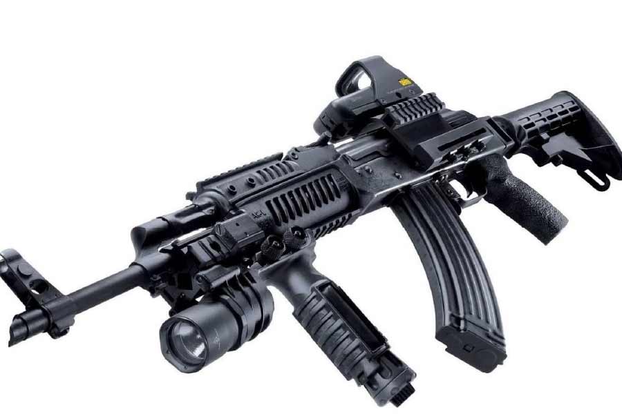 রাশিয়ার সঙ্গে ৫,০০০ কোটি টাকার চুক্তি অনুযায়ী ভারতীয় সেনাবাহিনীর হাতে আসতে চলেছে প্রায় ৬ লক্ষ ৭০ হাজার একে-২০৩ স্বয়ংক্রিয় রাইফেল। প্রথম ৭০ হাজার রাইফেল এই বছরের গোড়ার দিকে রাশিয়া থেকে আনানো হয়েছে। 