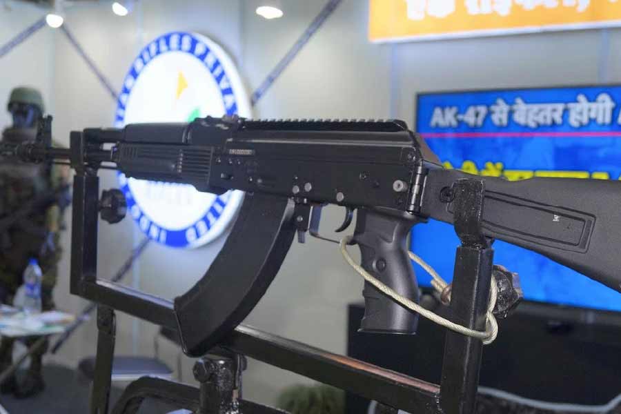 প্রসঙ্গত, ২০১৮ সালের এপ্রিল মাসে তৎকালীন প্রতিরক্ষামন্ত্রী নির্মলা সীতারমনের রাশিয়া সফরের সময় একে-২০৩ নিয়ে রাশিয়া এবং ভারতের মধ্যে প্রাথমিক চুক্তি সই হয়েছিল।