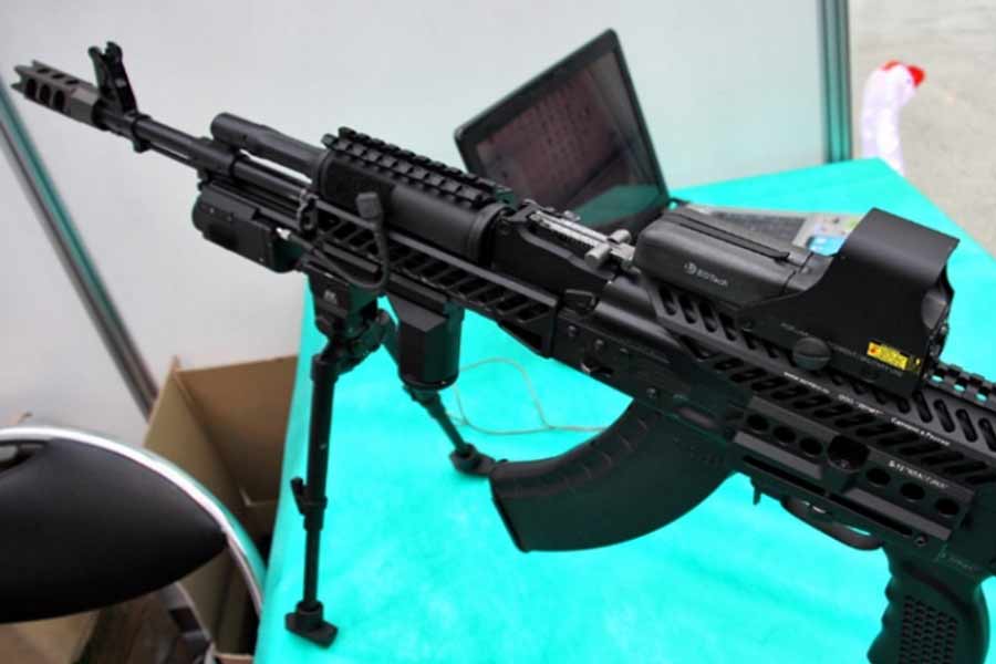 চুক্তি অনুযায়ী রুশ প্রযুক্তি ব্যবহার করে এ দেশের অস্ত্র কারখানাতেই কালাশনিকভ রাইফেলের সর্বাধুনিক মডেল বানানোর অনুমতি পায় ভারত।