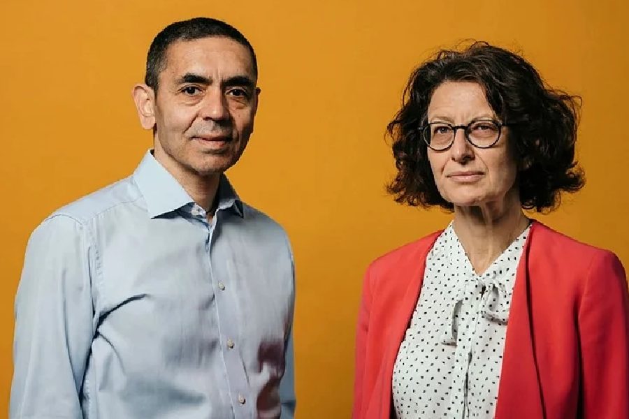 উগুর সাহিন এবং ওজলেম টুরেসির জুটি কোভিডের বিরুদ্ধে লড়াইয়ের অন্যতম মোক্ষম হাতিয়ার এমআরএনএ কোভিড টিকা তৈরি করেছিলেন।