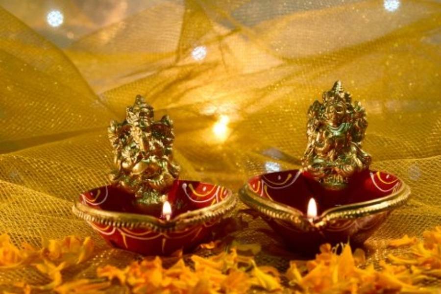 ধনতেরসের দিনে তাই লক্ষ্মীনারায়ণ এবং কুবেরের পুজো করা হয়। পঞ্জিকা মতে, চলতি বছরের কার্তিক মাসের কৃষ্ণপক্ষের ত্রয়োদশী তিথি ২২ অক্টোবর শনিবার সন্ধ্যা ৬টা ২ মিনিটে শুরু। শেষ হবে ২৩ অক্টোবর, রবিবার ৬টা ৩ মিনিটে।এ বছর ধনতেরসের পুজোর সবচেয়ে শুভক্ষণ থাকতে চলেছে মাত্র ২১ মিনিটের জন্য। রবিবার বিকেল ৫টা ৪৪ মিনিট থেকে সন্ধ্যা ৬টা ৫ মিনিট পর্যন্ত। 