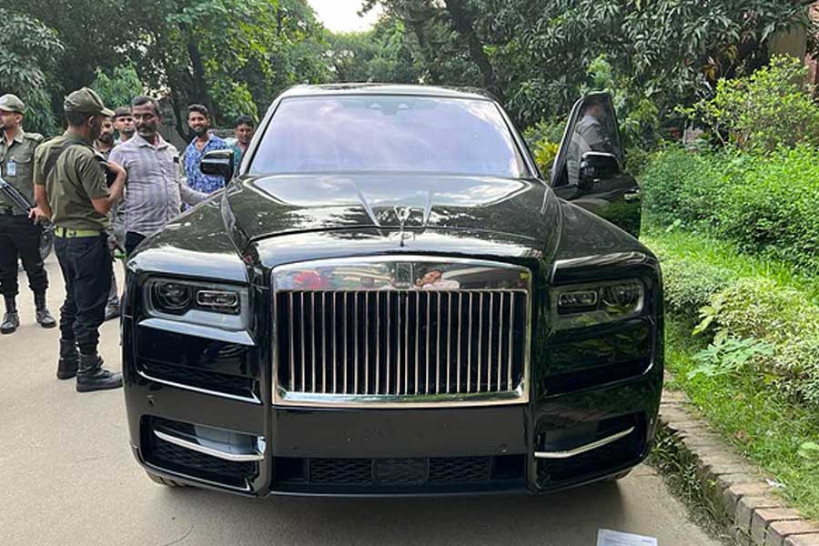 ব্রিটেন থেকে বিলাসবহুল গাড়ি আনিয়েছিলেন। কিন্তু কাস্টমসের চাপে সেই গাড়ির জন্য পাল্টা খরচ করতে হচ্ছে প্রায় ৩০ গুণ বেশি টাকা। আইনি জটিলতায় মাথায় হাত সংশ্লিষ্ট সংস্থার।