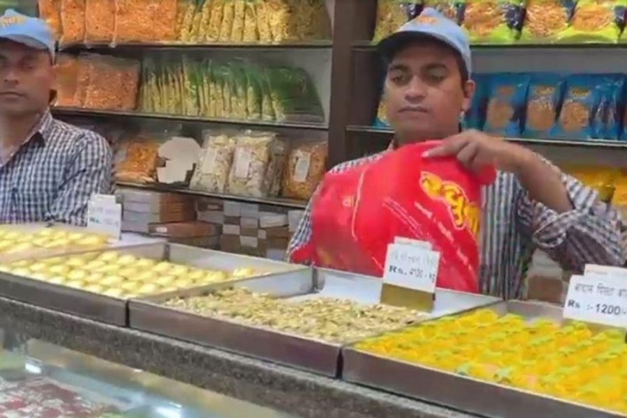 অমরাবতীতে রঘুবীর মিষ্টির দোকানে এই স্বর্ণালী আয়োজন। দীপাবলি-ধনতেরসকে সামনে রেখে বিশেষ ভাবে এই মিষ্টি তৈরি হয়েছে বলে জানিয়েছেন দোকানি।