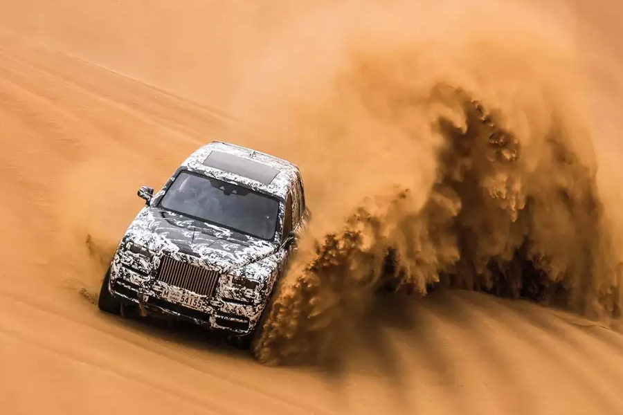 ব্রিটেনের বিখ্যাত গাড়ির ব্র্যান্ড রোলস-রয়েস। তাদের যে গাড়ি নিয়ে বাংলাদেশে বিতর্কের সূত্রপাত, সেই মডেলটির নাম কালিনান এসইউভি। গাড়িটি তৈরি করা হয়েছে ২০২১ সালে। 