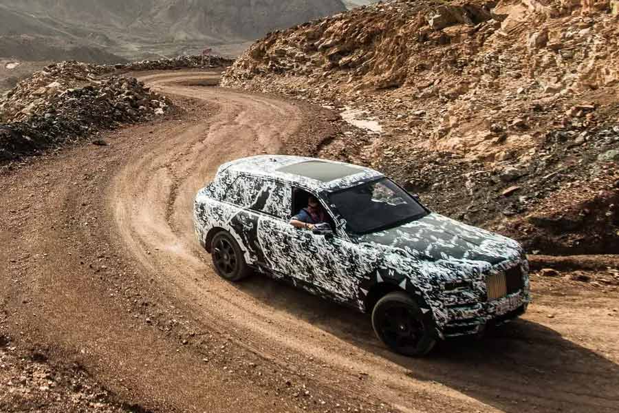 ঝকঝকে কালো রঙের এই এসইউভি গাড়িটি বাংলাদেশে প্রথম আমদানি করা হয় এপ্রিল মাসে। তার পর থেকে শুরু হয় বিতর্ক।