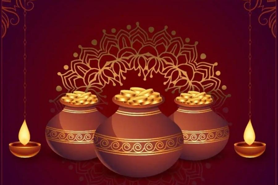 ধনতেরসে সোনা কেনার প্রচলন রয়েছে বহু কাল ধরেই। এ বছর সোনার গয়নার দোকান ছাড়াও অনেকেরই কিন্তু গন্তব্যের তালিকায় রয়েছে এই সোনায় মোড়া মিষ্টির দোকান।