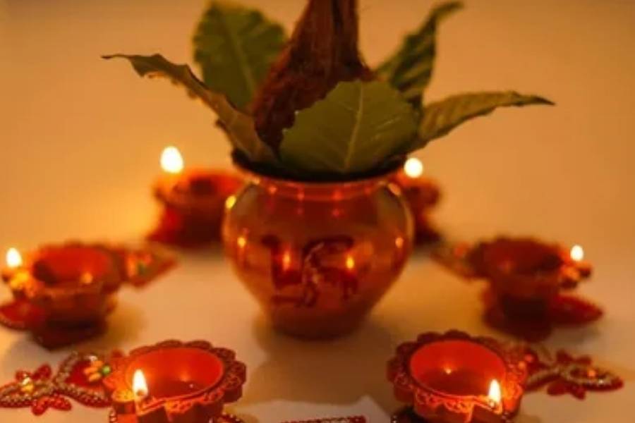 শাস্ত্রমতে এই দিনে কুবের ও ধন্বন্তরীর পুজো হয়। হিন্দু শাস্ত্রে কুবের হলেন ধনসম্পদের দেবতা। আবার ধন্বন্তরী হলেন বিষ্ণুরই আর এক রূপ, যিনি সমুদ্র মন্থনের সময়ে আবির্ভূত হয়েছিলেন। তাঁর হাতে ছিল অমৃত কলস। 