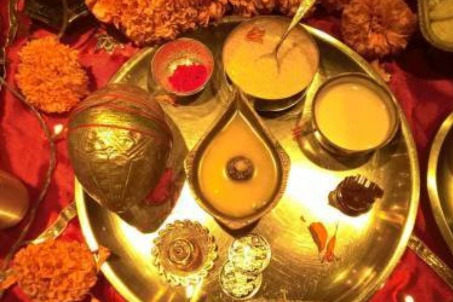 ধনতেরসকে সোনা, রুপো থেকে শুরু করে আসবাব কিংবা গ্যাজেটস কেনার আদর্শ সময় ধরেন অনেকেই। শাস্ত্রে বলা হয়, এই সময়ে যে কোনও কেনাকাটা করলেই নাকি লাভের মুখ দেখবেন মানুষ। 