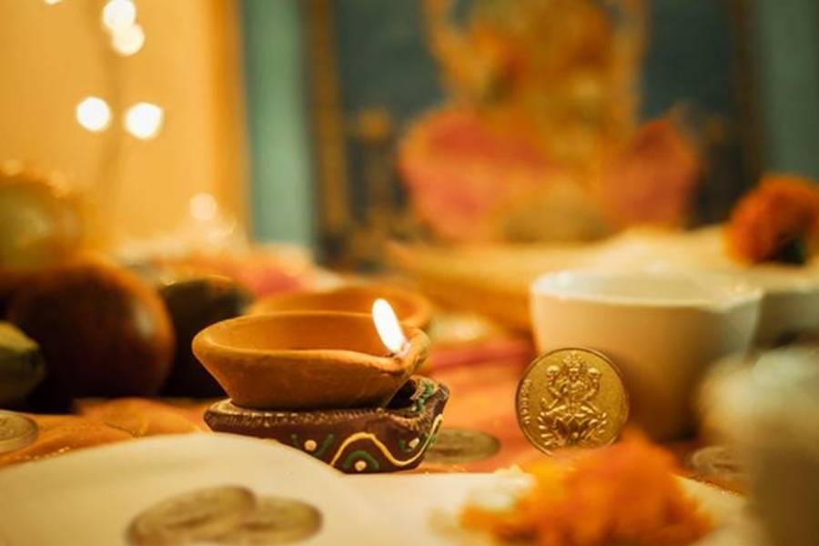 শাস্ত্রবিধানে ১৬ ক্রিয়ার পুজো সম্পন্ন করা উচিত এই দিন। আসন, পাদ্য, অর্ঘ্য, স্নান, বস্ত্র, আভূষণ, সুবাস(কেশর বা চন্দন), পুষ্প, ধূপ, দীপ, নৈবেদ্য, আচমন(শুদ্ধ জল), দক্ষিণাযুক্ত তাম্বুল, আরতি, পরিক্রমা ইত্যাদি ১৬ ক্রিয়ার মধ্যেই রয়েছে। 