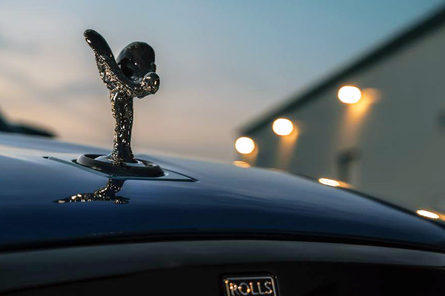 যে গাড়ির দাম ২ কোটি ৭৭ লক্ষ টাকা, কাস্টমসের নির্দেশে তার জন্যই ৮৫ কোটি টাকা খরচ করতে হবে আমদানিকারককে। বাংলাদেশের নানা মহলে তাই চর্চার কেন্দ্রে উঠে এসেছে রোলস রয়েস। 