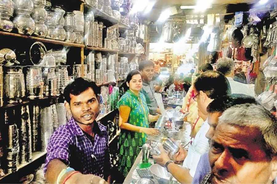 অনেকে আবার সোনা রুপো নয়, কেনেন অন্য জিনিস। যেমন বৈদ্যুতিন সামগ্রী থেকে বাসনকোসন ইত্যাদি। 