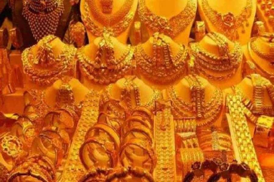 ধাতু: শুভ সময় দেখে তবেই কিনুন সোনা বা রুপোর জিনিস। কিনতে পারেন লক্ষ্মী বা গণেশের ছাপ দেওয়া সোনার মুদ্রাও। 