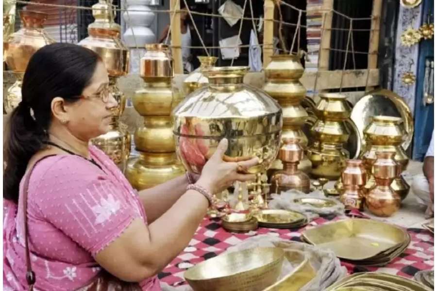 বাসনপত্র: বাসন কিনতে হলে কিন্তু শাস্ত্র মতে রুপো বা পিতলের বাসন কেনাই ভাল। 