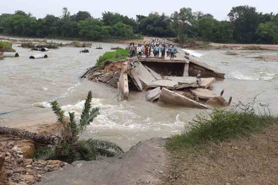 বহু দিন আগে এই অজয়পুরের পাশেই ব্রজরপুর নামে এক গ্রাম ছিল। ১৯৭৮ সালের বন্যায় এই গ্রাম ভেসে যায় এবং গ্রামবাসীরা অজয়পুর গ্রামে আশ্রয় নেয়। 