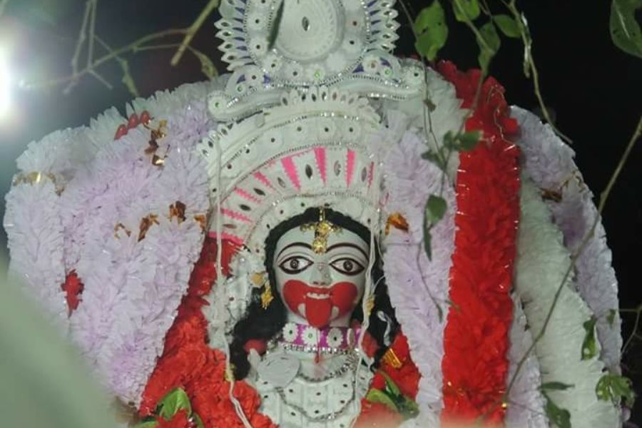 শুধু কালীর বর্ণই যে আলাদা, তা নয়। পুজোর তিথি সম্পর্কে শুনলেও অবাক হবেন আপনি। অমাবস্যা নয়, অগ্রহায়ণ মাসের পূর্ণিমা তিথিতে এই কালীপুজো হয়। 