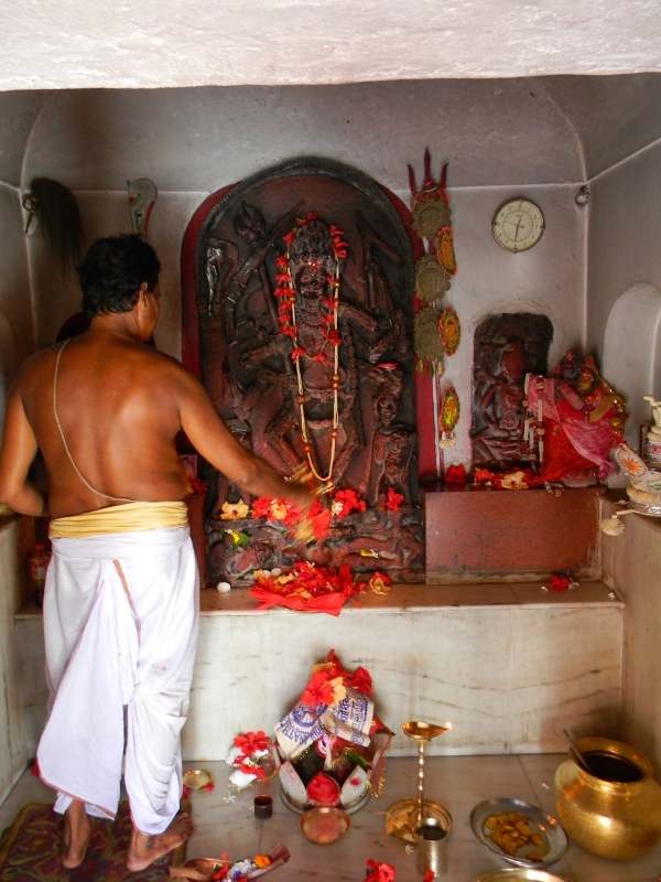 এখানে দেবীর রূপ ঠিক যেন কঙ্কালের মতো। সেই রূপের জন্যই এখানে দেবী পরিচিতা কঙ্কালেশ্বরী কালী হিসেবেই। 