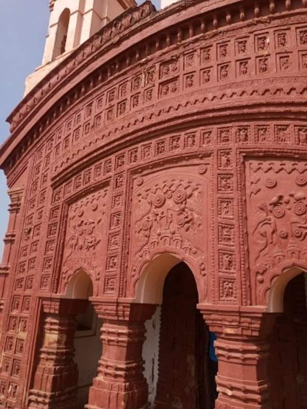 বর্ধমান শহরের কাঞ্চননগর এলাকায় মা কঙ্কালেশ্বরীর এই মন্দিরটি অধিষ্ঠিত রয়েছে। দেবী এখানে অষ্টভূজা। আর সেই কারণেই রীতি রেওয়াজ মেনে চামুণ্ডা রূপে দেবী কঙ্কালেশ্বরীর আরাধনা করা হয়।