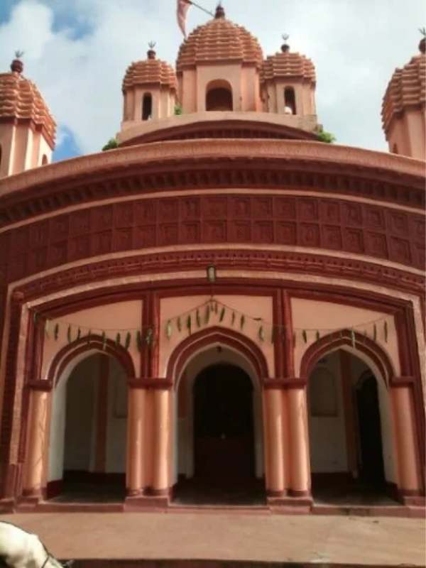 দেবীর আরাধনায় বর্ধমান সহ দূর-দূরান্তের মানুষজন ভিড় জমান। কালীপুজোর দিন গোধূলী লগ্নে পুজো শেষ হওয়ার পরে ভোগ খাওয়ানো হয় ভক্তদের।  