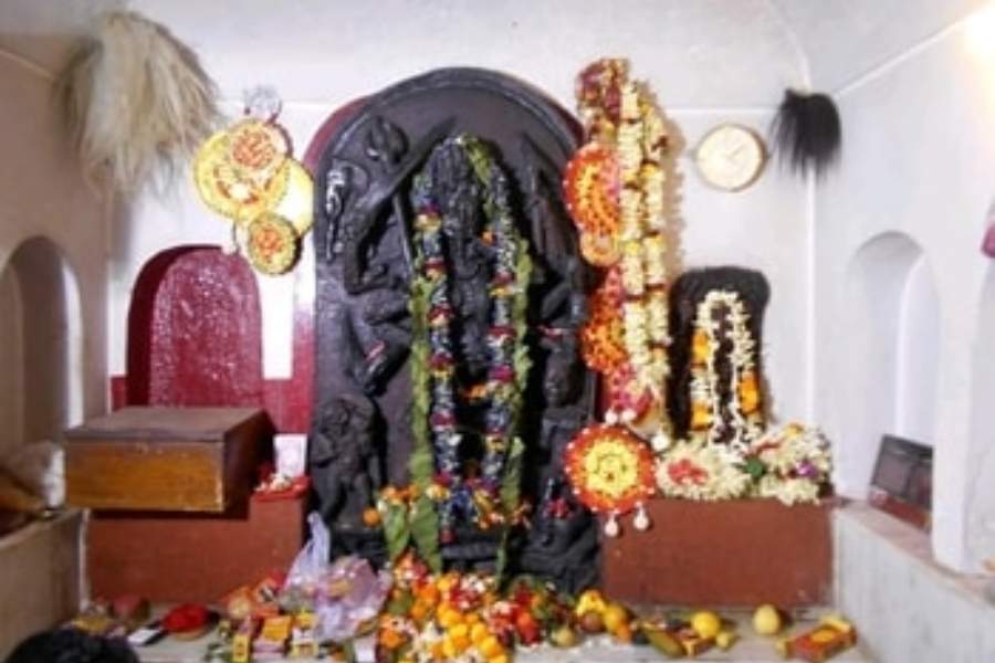  তাঁর হাতেই কাঞ্চননগরে ফাঁকা বিষ্ণু মন্দিরে দেবী মূর্তি প্রতিষ্ঠা পায়। সেই থেকেই নিয়মিত কঙ্কালেশ্বরী দেবী এখানে পূজিত হচ্ছেন।