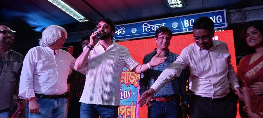 উপলক্ষ নতুন ছবি ‘প্রসেনজিৎ ওয়েডস ঋতুপর্ণা’র গান লঞ্চের অনুষ্ঠান।