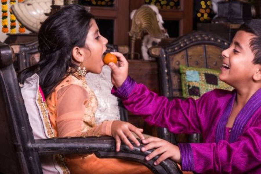 ভাইফোঁটা মানেই দিদি বা বোনের কাছ থেকে মনের মতো জিনিস উপহার পাওয়া! এমন নিখাদ আনন্দ আর কিসেই বা হয়! ভাইয়ের মুখে একগাল হাসি দেখতে দিদি-বোনেরাও সেরা উপহারটাই বেছে আনেন তার জন্য। এই ভাইফোঁটায় ভাইয়ের হাতে অন্য রকম কোনও উপহার দেবেন নাকি? রইল তারই কিছু হদিস। 