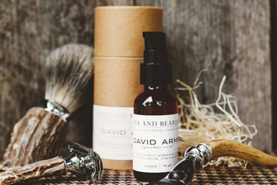 বিয়ার্ড অয়েল- আপনার ভাই যদি হন দাড়ির ব্যাপারে শৌখিন, আর তার নানা রকম স্টাইলেই মজে থাকেন বছরভর,  তাহলে এক কথায় তাঁকে উপহার দিতেই পারেন ভাল দেশি বা বিদেশি ব্র্যান্ডের বিয়ার্ড অয়েল। 