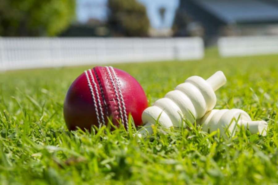 পছন্দের খেলার টিকিট- ছোট হোন বা বড়, খেলাধুলো নিয়ে মাতামাতি নেই, এমন খুব একটা হয় না ছেলেদের। ভাই যদি হন ক্রিকেট বা ফুটবলের পোকা, অবশ্যই তাঁকে উপহার দিতে পারেন আসন্ন কোনও ম্যাচের টিকিট। 