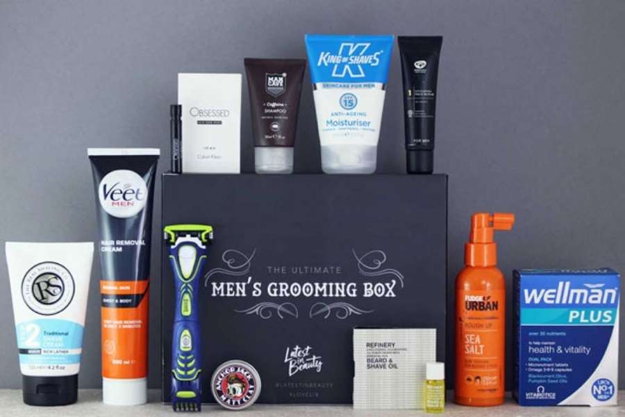 মেন্স গ্রুমিং কিট- অনেক ছেলেই সাজগোজের ব্যাপারে খুব সচেতন। তাঁদের জন্য উপযুক্ত উপহার হতেই পারে ভাল ব্র্যান্ডের মেন্স গ্রুমিং কিট। 