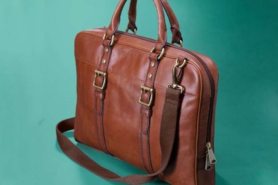 লেদার ল্যাপটপ ব্যাগ- অনেকেই সাজের অনুষঙ্গের বিষয়ে বেশ কেতাদুরস্ত। তেমন ভাইয়ের জন্য উপহারে থাকুক লেদার ল্যাপটপ ব্যাগ। অফিসের সাজপোশাকে আসবে আলাদা মাত্রা!