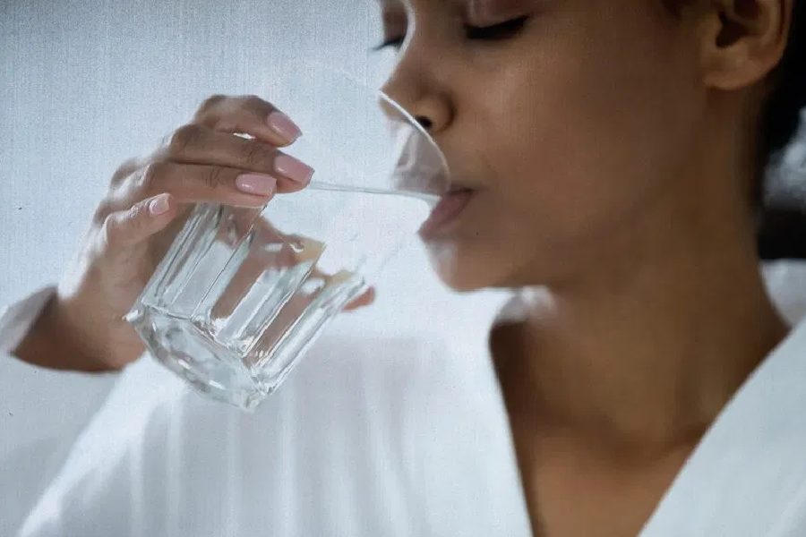স্নানের আগেই এক গ্লাস জল খেয়ে নেওয়া ভাল।