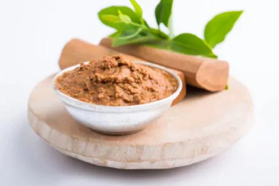 সারা দিন ত্বকের আর্দ্রতা বজায় রাখতে নারকেল তেলের সঙ্গে ব্যবহার করুন লাল চন্দনের গুঁড়ো।