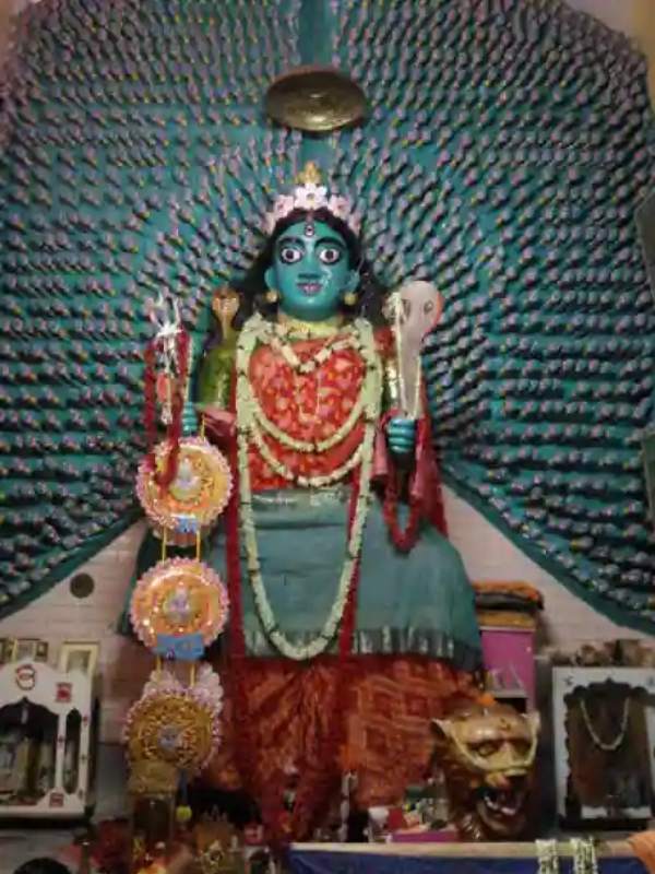 কোনও ক্লাব নয়, হাওড়ার শিবপুরের ওলাবিবিতলায় হাজার হাতের এই কালীমন্দির প্রায় ১০০ বছরেরও বেশি পুরনো। শুধু তাই নয়, দক্ষিণ ভারতেও এই কালীমূর্তির মহিমা কিন্তু কম নয়।