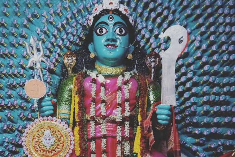 সেই সময়েই আশুতোষ মুখোপাধ্যায়কে দেবী মূর্তি প্রতিষ্ঠা করে মন্দির তৈরিতে সাহায্য করেন স্থানীয় একটি পরিবার।