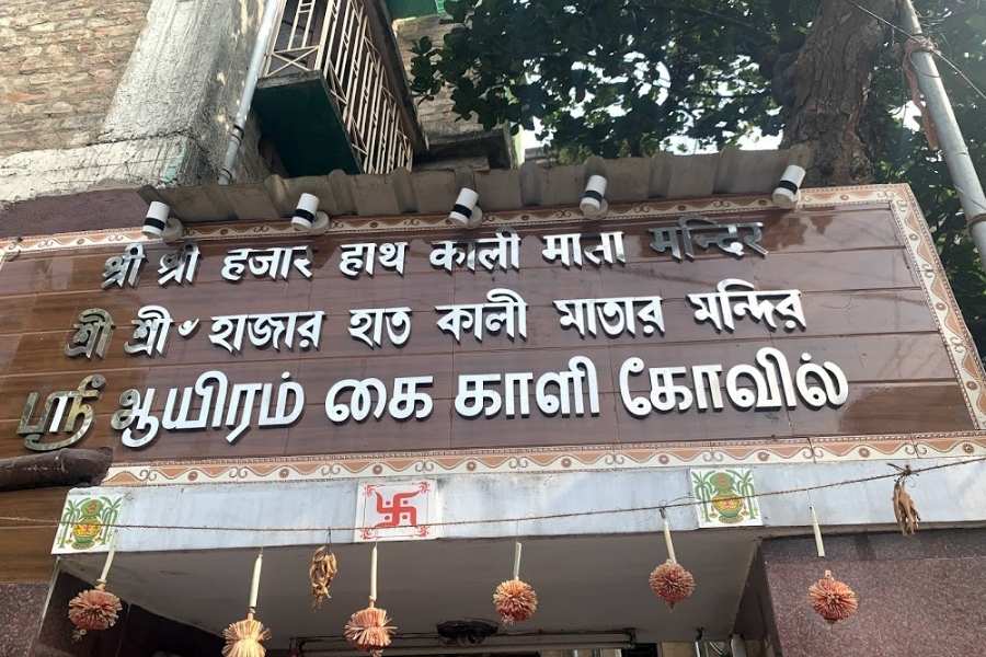 মন্দিরের এই প্রবেশদ্বারে বাংলা, হিন্দি ছাড়াও যে তামিল ভাষায় লেখা মন্দিরের নাম। হাওড়ার পাশাপাশি দক্ষিণ ভারতেও এই কালীমূর্তির মহিমা অপার।