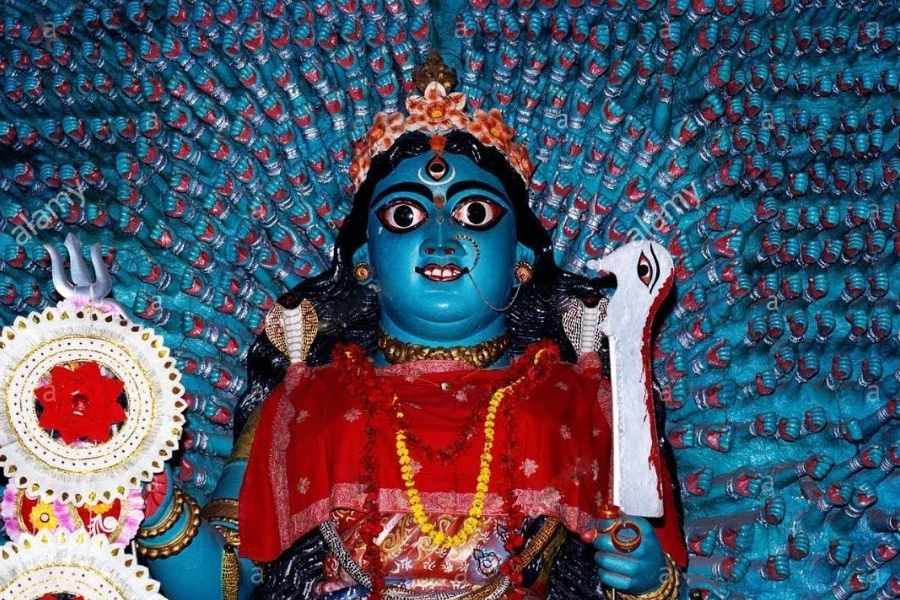 হাওড়ার ওলাবিবিতলার এই মন্দিরে দেবী মূর্তিটি তৈরি হয়েছে চুন-সুরকি দিয়ে। প্রথমে ৯৯৮টি হাত দেওয়ালে আঁকা ছিল। পরে সেগুলি মাটি দিয়ে তৈরি করেন কুমোরটুলির শিল্পী প্রিয়নাথ পাল। পরে অবশ্য সেগুলিকেও চুন-সুরকি দিয়ে তৈরি করা হয়েছে। 