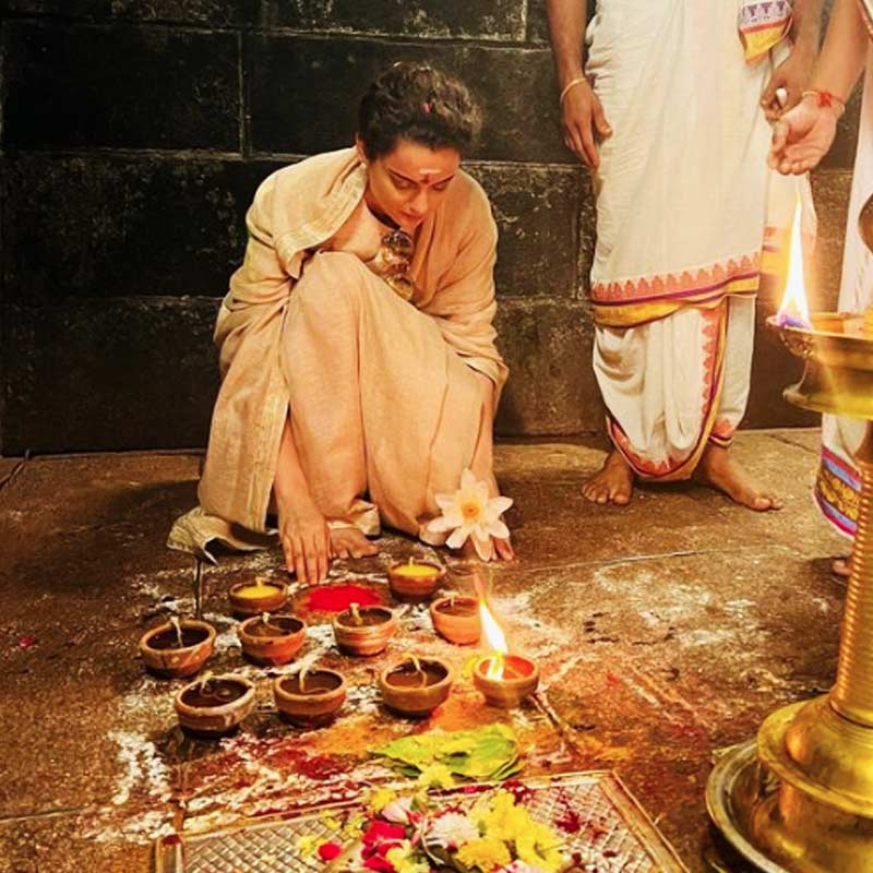 কঙ্গনার কথায়, ‘‘ওই সম্পাদক এ-ও লেখেন যে, আমি আমার ঋতুস্রাব লাড্ডুতে মিশিয়ে তা দীপাবলির উপহার হিসাবে সকলকে দিয়েছি।’’