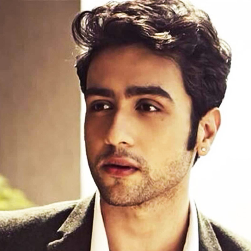 প্রসঙ্গত, খাবারে ঋতুস্রাব মেশানোর অভিযোগ করেছিলেন কঙ্গনার প্রাক্তন প্রেমিক অভিনেতা অধ্যয়ন সুমনও। তিনি অভিযোগ করেছিলেন যে, পানীয়ে ঋতুস্রাব মিশিয়েছিলেন কঙ্গনা।