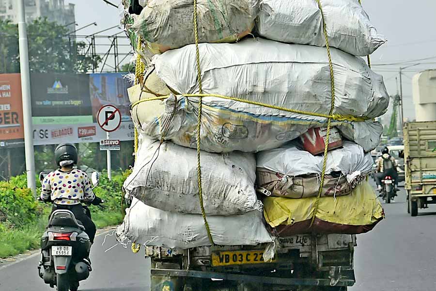 বিপজ্জনক: সকালের দুর্ঘটনার পরেও বাইপাসে চলছে অতিরিক্ত মালবোঝাই এমন লরি। মঙ্গলবার। নিজস্ব চিত্র