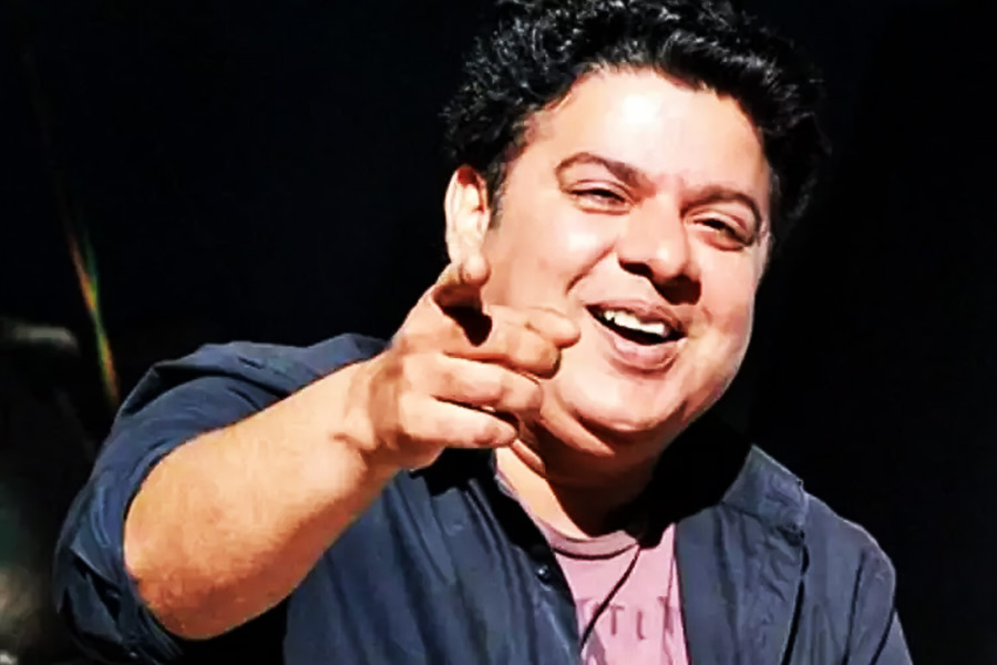 অক্টোবরের গোড়া থেকে ছোট পর্দায় শুরু হয়েছে ‘বিগ বস’। মুক্তির প্রারম্ভেই এই শো জড়িয়ে পড়েছে বিতর্কে। বিতর্কের আসল কারণ, পরিচালক সাজিদ খান। কেন তাঁকে এই শোয়ের প্রতিযোগী হিসাবে নির্বাচন করা হয়েছে, তা নিয়ে প্রশ্ন তুলেছেন অহনা কুমরা থেকে সালোনি চোপড়া। ‘মিটু’ আন্দোলনে পরিচালকের বিরুদ্ধে অভিযোগ ওঠার পরেও কেন তিনি এত জনপ্রিয় প্ল্যাটফর্মে এসেছেন তা নিয়ে ক্ষুব্ধ অনেকেই।