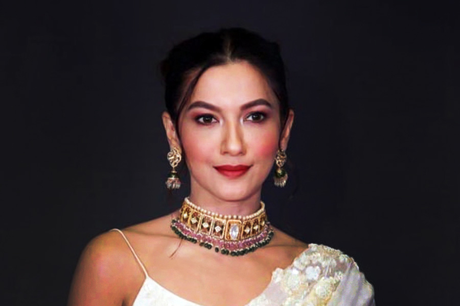 অভিনেত্রী গওহর খানের সঙ্গেও এক বছরের জন্য সম্পর্কে ছিলেন পরিচালক। তাঁরা একে অপরকে বিয়েও করবেন বলে ঠিক করেছিলেন। কিন্তু তাঁদের সম্পর্কে চিড় ধরায় আলাদা হয়ে যান দু’জন।