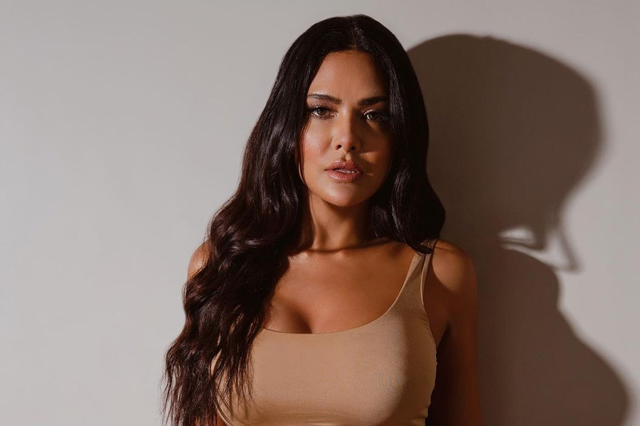 বলিপাড়ায় গুঞ্জন শোনা যায়, ছবির শ্যুটিং চলাকালীন পরিচালকের সঙ্গে লিভ-ইন সম্পর্কে ছিলেন এষা। এই নিয়ে অভিনেত্রীকে জিজ্ঞাসা করায় তিনি পুরোপুরি অস্বীকার করেন।