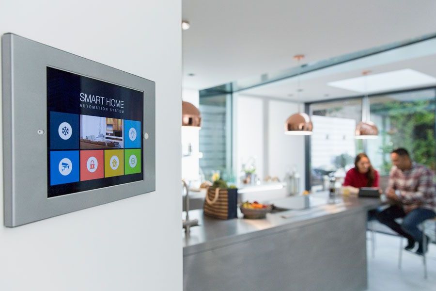 স্মার্ট সেন্সর, সিকিউরিটি ক্যামেরা, স্পিকার, ডিসপ্লে, বাল্ব, ভিডিয়ো ডোরবেল, স্মার্ট স্মোক ডিটেক্টর-সহ যাবতীয় গ্যাজেট একে অন্যের সঙ্গে যুক্ত থাকে এই ব্যবস্থায়। এবং পুরোটাই পরিচালিত হয় স্মার্ট ফোনের সাহায্যে। 