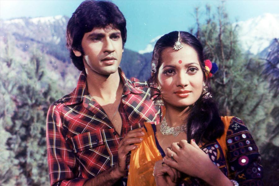 বিজয়েতা পণ্ডিত। ১৯৮১ সালে রাজেন্দ্র কুমারের পরিচালনায় ‘লভ স্টোরি’ ছবির মাধ্যমে বলিউডে পা রেখে জনপ্রিয়তার শিখরে উঠেছিলেন অভিনেত্রী। এই ছবিতে কুমার গৌরবের সঙ্গে তাঁর জুটি দর্শকের মনে আলাদা ভাবে জায়গা করে নিয়েছিল। কিন্তু অভিনয় জগতে তাঁর আসার কাহিনি ভিন্ন।