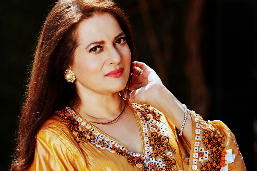 বিজয়েতার জন্ম হরিয়ানার হিসার শহরে হলেও তাঁর বেড়ে ওঠা মুম্বইয়ে। তাঁর পরিবারের প্রায় সকলেই শাস্ত্রীয়সঙ্গীত চর্চার সঙ্গে যুক্ত ছিলেন। বিজয়েতারা তিন ভাই এবং চার বোন। ভাইবোনদের মধ্যে দিদি সুলক্ষণা অভিনয় জগতের সঙ্গে যুক্ত ছিলেন। পড়াশোনার ফাঁকে দিদির সঙ্গে শুটিং দেখতে যেতেন বিজয়েতা।