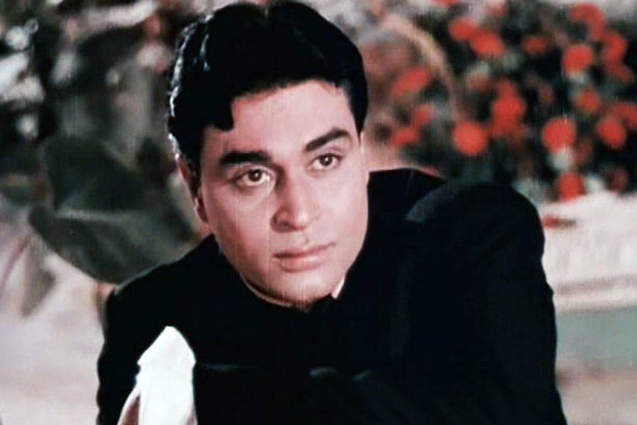 সেই সেটে উপস্থিত ছিলেন রাজেন্দ্র কুমার। অভিনেতা হিসাবে বহু বছর ইন্ডাস্ট্রিতে কাজ করলেও প্রথম বার প্রযোজনার সঙ্গে যুক্ত হওয়ার সিদ্ধান্ত নিয়ে ফেলেছিলেন তিনি। সেই ছবিতে অভিনেতা হিসাবে বেছেছিলেন তাঁর ছেলে কুমার গৌরবকে। নায়িকার সন্ধান করছিলেন রাজেন্দ্র। সেটে বিজয়েতার উপর নজর পড়ে তাঁর। 