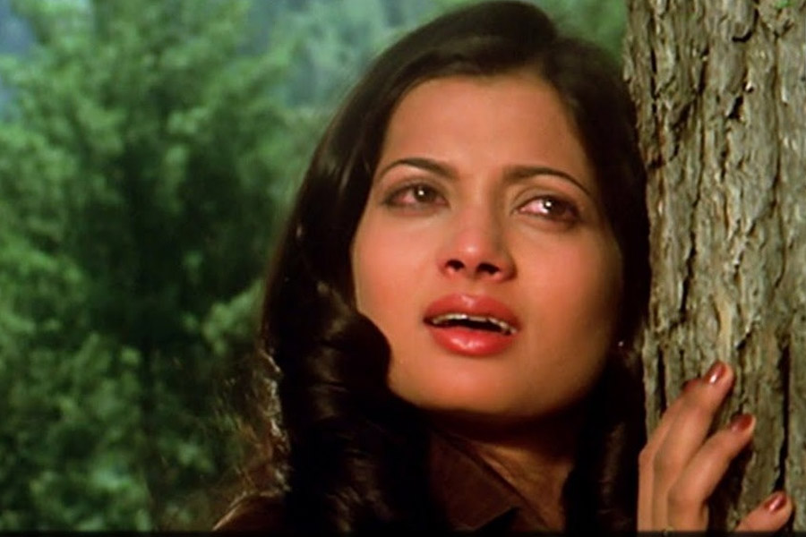 পরে, সুলক্ষণার কাছে বিজয়েতার জন্য অভিনয়ের প্রস্তাব নিয়ে যান রাজেন্দ্র। তখন বিজয়েতার বয়স ১৪-১৫ বছর। পড়াশোনার ক্ষতি হবে বলে রাজেন্দ্রর প্রস্তাবে পরিবারের তরফে কেউ রাজি হননি। কিন্তু বিজয়েতা পড়াশোনার পাশাপাশি অভিনয় চালিয়ে যাবেন বলায় বাড়ির লোকেরা সম্মতি দেন।