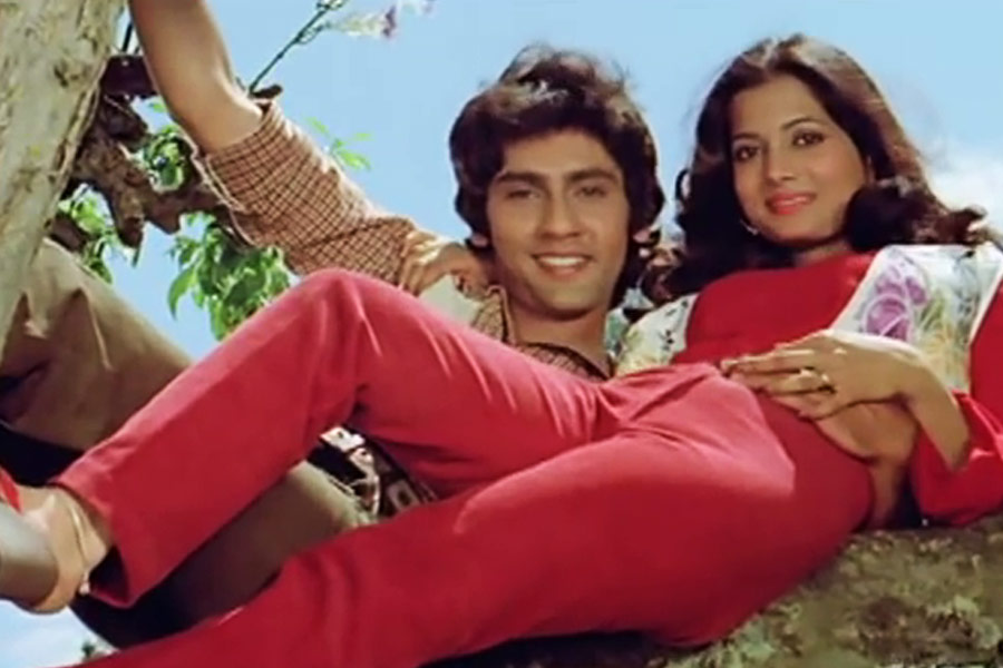 ‘লভ স্টোরি’ ছবির শুটিং চলাকালীন কুমারের সঙ্গে তাঁর সম্পর্ক গাঢ় হতে থাকে। পর্দায় তাঁদের সম্পর্কের রসায়ন সকলের পছন্দ হয়। ফলে, পরিচালক-প্রযোজকেরা তাঁদের দু’জনকে একসঙ্গে অভিনয়ের প্রস্তাব জানাতেন। একই ছবিতে অভিনয় করলে দু’জনে একসঙ্গে সময় কাটাতে পারবেন বলে ভেবেছিলেন তাঁরাও।