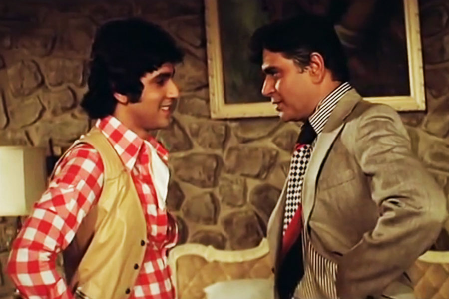 কিন্তু রাজেন্দ্র চাইতেন না তাঁর ছেলে কেরিয়ার ছেড়ে অন্য কোনও দিকে মন দিক। বিজয়েতার সঙ্গে কুমারের মেলামেশাও পছন্দ করতেন না তিনি। এই কথা জানতে পারায় কুমারের সঙ্গে যোগাযোগ ছিন্ন করেন বিজয়েতা। সমস্ত ছবির প্রস্তাব প্রত্যাখ্যান করেন তিনি।