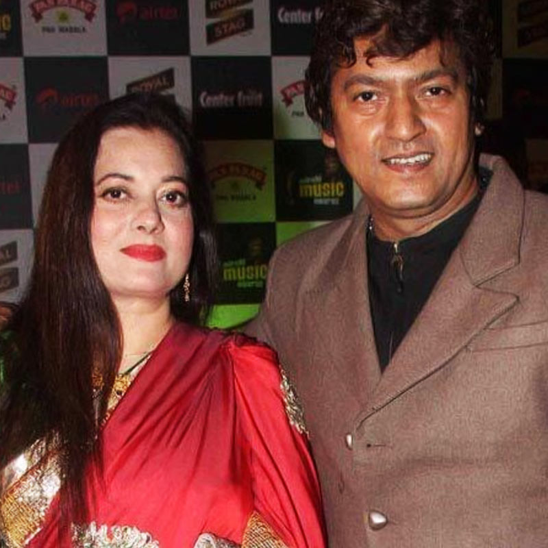 সেখানেই তাঁর আলাপ হয় আদেশ শ্রীবাস্তবের সঙ্গে। তিনিও সঙ্গীত জগতের সঙ্গে যুক্ত ছিলেন। আদেশের সঙ্গে বন্ধুত্বপূর্ণ সম্পর্ক কখন যে ভালবাসায় পরিণত হয় তা বুঝতেই পারেননি বিজয়েতা।