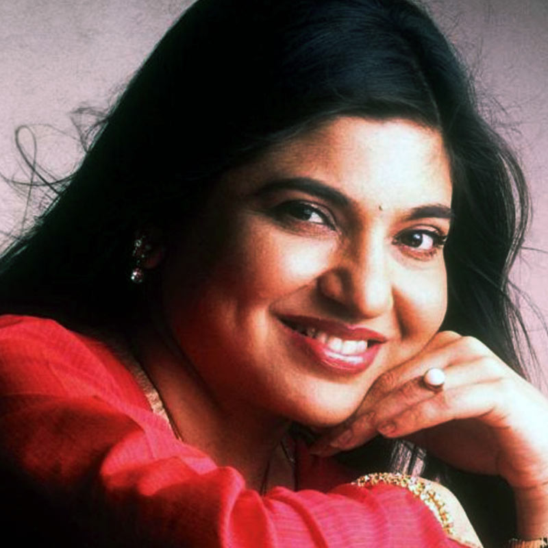 কিন্তু সঙ্গীত জগতে পদার্পণের কয়েক বছর পর সমস্যা দেখা দেয়। এমন বহু বার হয়েছে যখন বিজয়েতাকে দিয়ে প্রথম বার গান গাওয়ানোর পর সুরকারেরা অলকা ইয়াগনিকের কাছে যেতেন। শেষ পর্যন্ত অলকাকে দিয়েই গানগুলি গাওয়ানো হত।